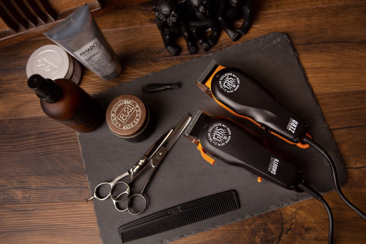 Barbeiro em atendimento na WN Barbearia